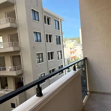 Sleek Cityscape Apartamento Vlorë