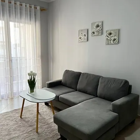 Sleek Cityscape Apartamento Vlorë