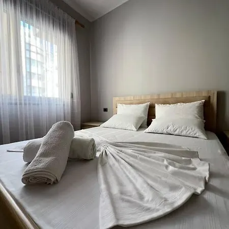 Sleek Cityscape Apartamento Vlorë