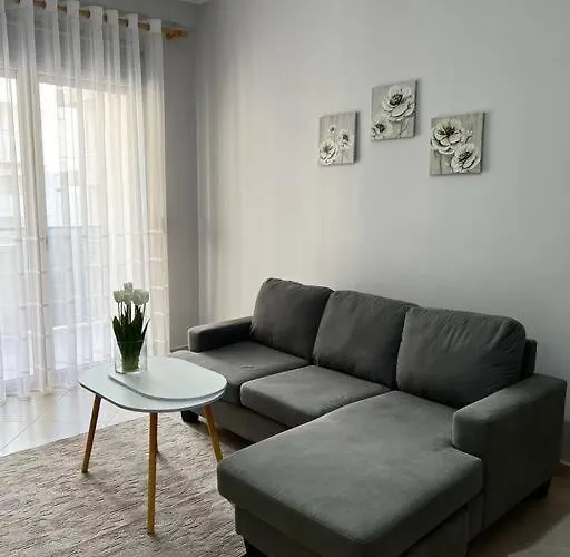 Sleek Cityscape Apartamento Vlorë